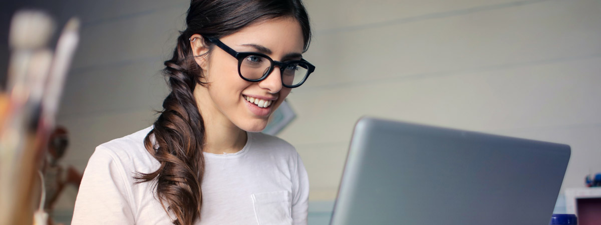 chica mirando portátil