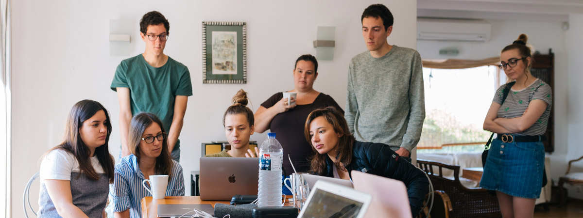 empleados mirando portátil