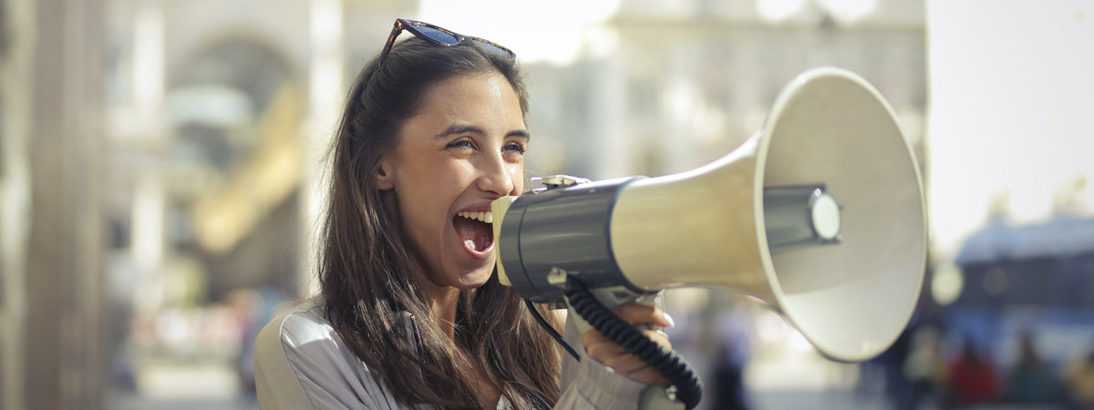 chica con megáfono