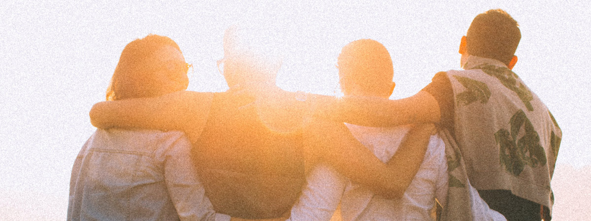 cuatro amigos yéndose juntos